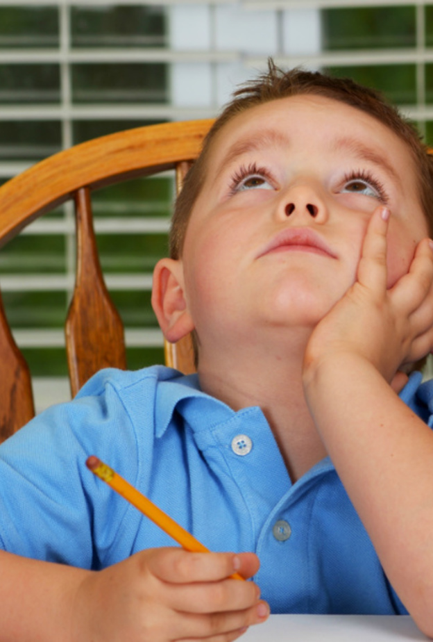 يعاني الطفل من تشتت الانتباه او يسهل تشتيته