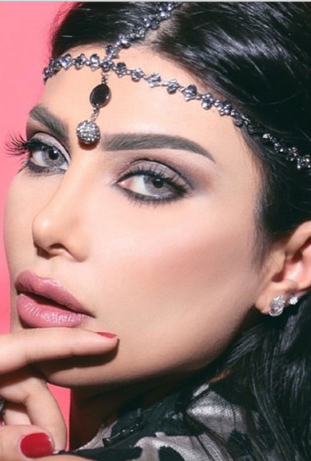 أمل العوضي بالشعر الاسود بإطلالة سابقة لها