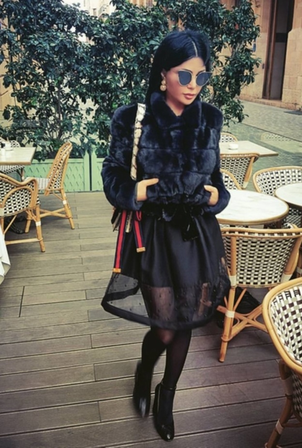 هيفاء وهبي تختار تنورة راقية وعصرية باللون الأسود من توقيع دار شانيل Chanel