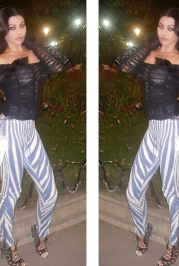 هيفاء وهبي مع بلوزة سوداء بقصة الـ Off Shoulder