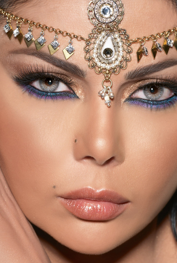 هيفاء وهبي ومكياج عربي بالظلال الملونة