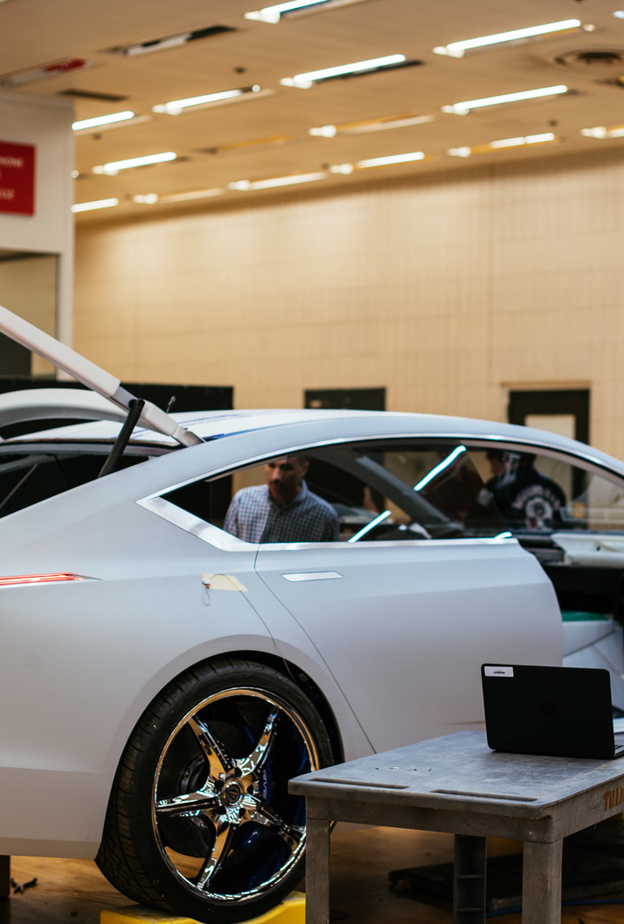 هيكل سيارة كاديلاك الفاخرة يشبه سيارة بورش