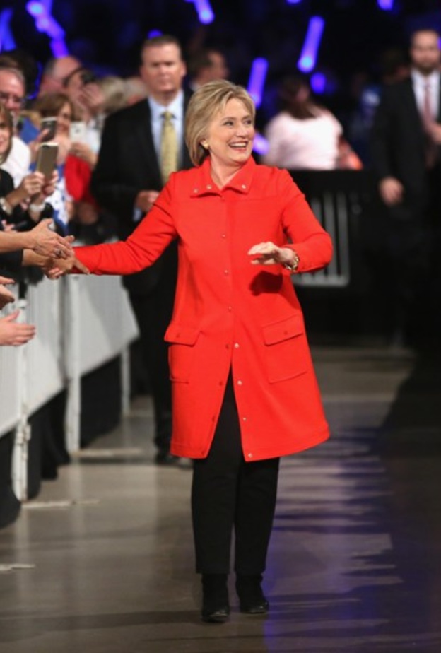 هيلاري كلينتون Hillary Clinton مع مشعة بموضة المعطف الاحمر