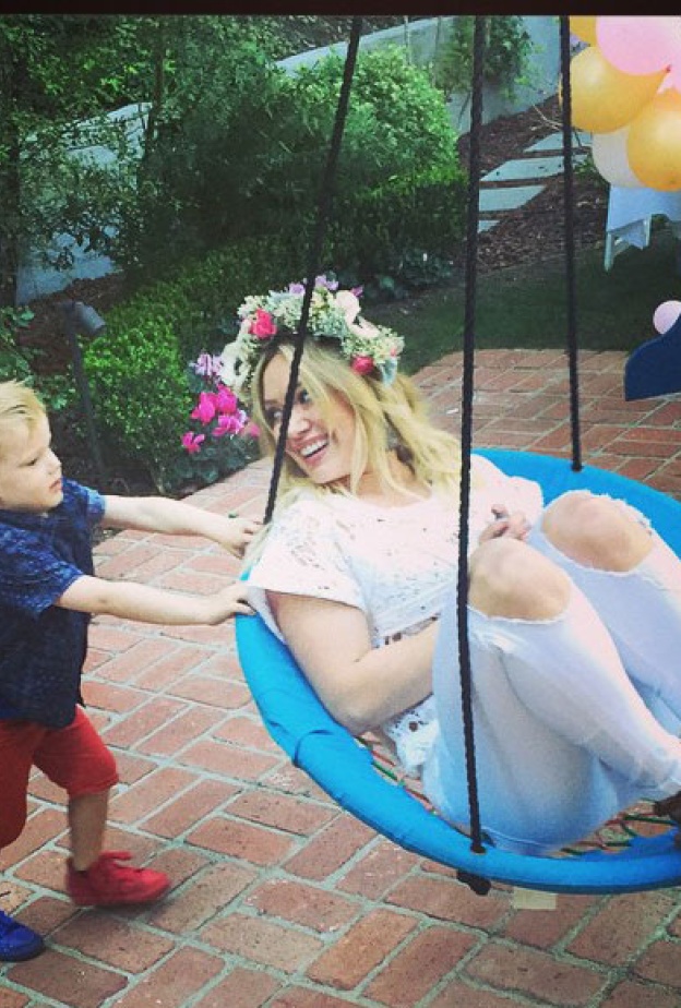 رغم طلب الطلاق: هيلاري داف تحتفل بعيد ميلاد لوكا مع زوجها 