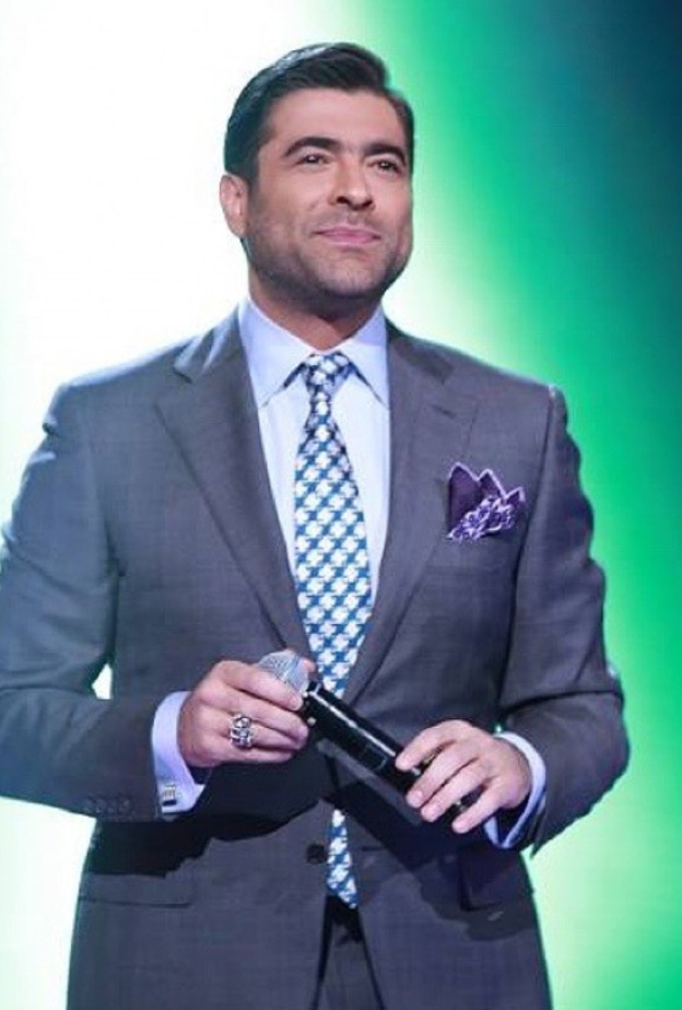 وائل كفوري في البدلة الرسمية السوداء