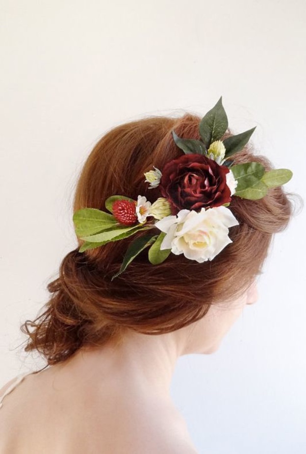 وردة من اللون العنابي و الابيض لزينة الرأس