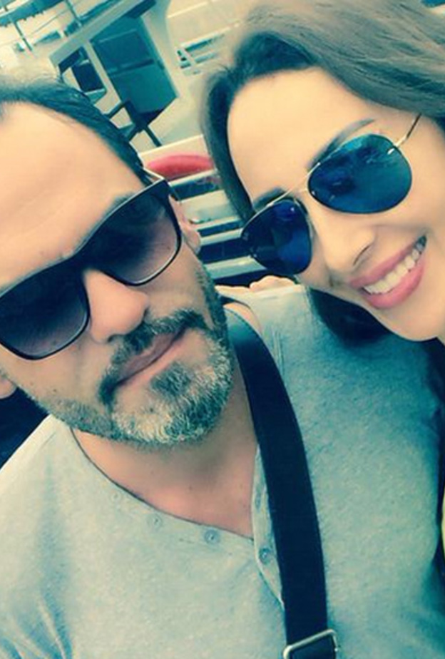 نادين الراسي تتوسط ورد الخال وخطيبها بوجود اصدقائهم