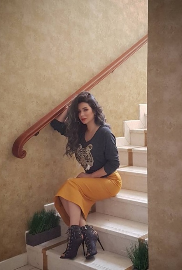 ورق الجدران بالوان الصحراء مع نثرات من النباتات هنا وهناك