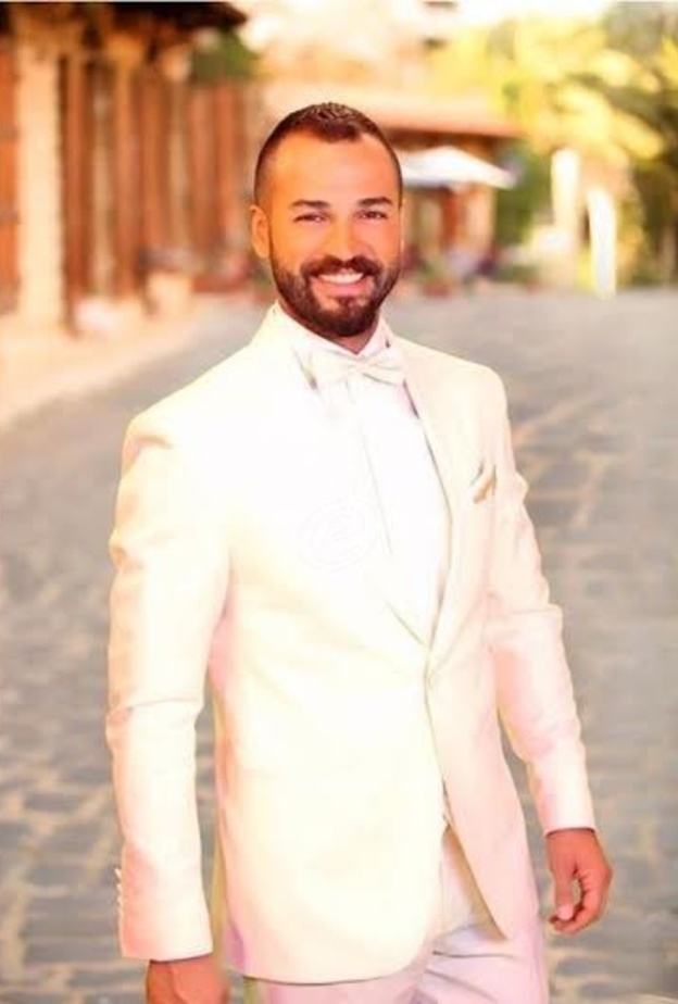 وسام حنا بالبدلة البيضاء