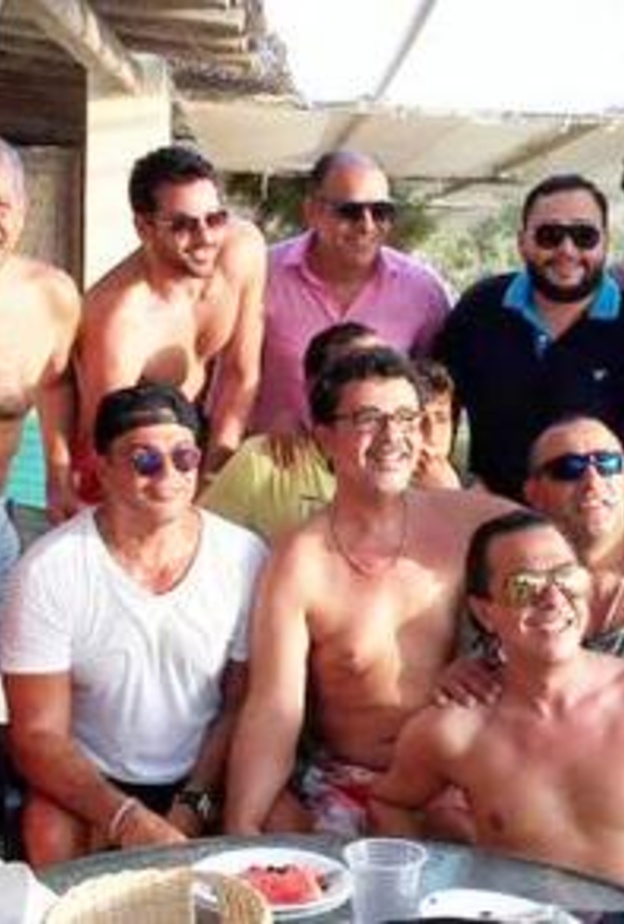 وسيلفى النجوم حول مائدة الإفطار