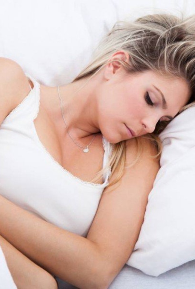 وضعية النوم الامثل للتخلص من الام الدورة الشهرية