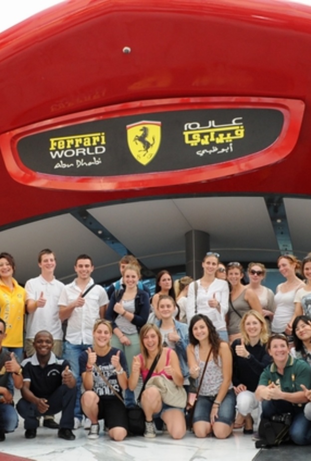  وفد الفارسات في مدخل عالم فيراري