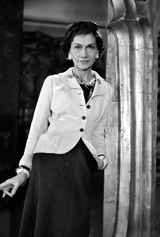 ولع كوكو شانيل بالتصاميم المزينة بالجيوب العملية