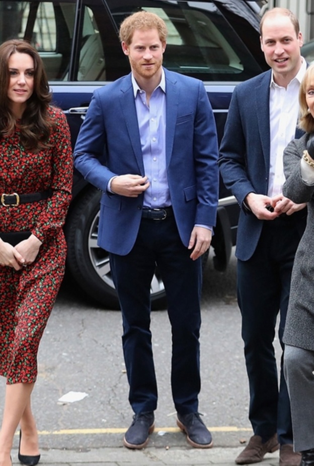 وليام وكيت وهاري يوزعون الجوائز