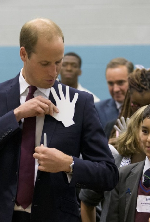 ويليام ممثلا لجميعة والدته ديانا