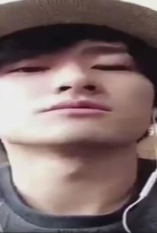 ياباني يلقي قصيدة باللغة العربية الفصحى