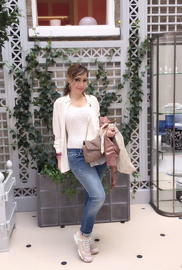 يارا تختار الالوان الهادئة مع الجينز