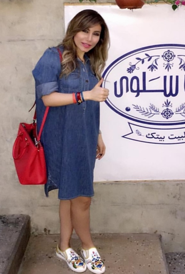 يارا تختار الشنطة الحمراء مع فساتين الجينز