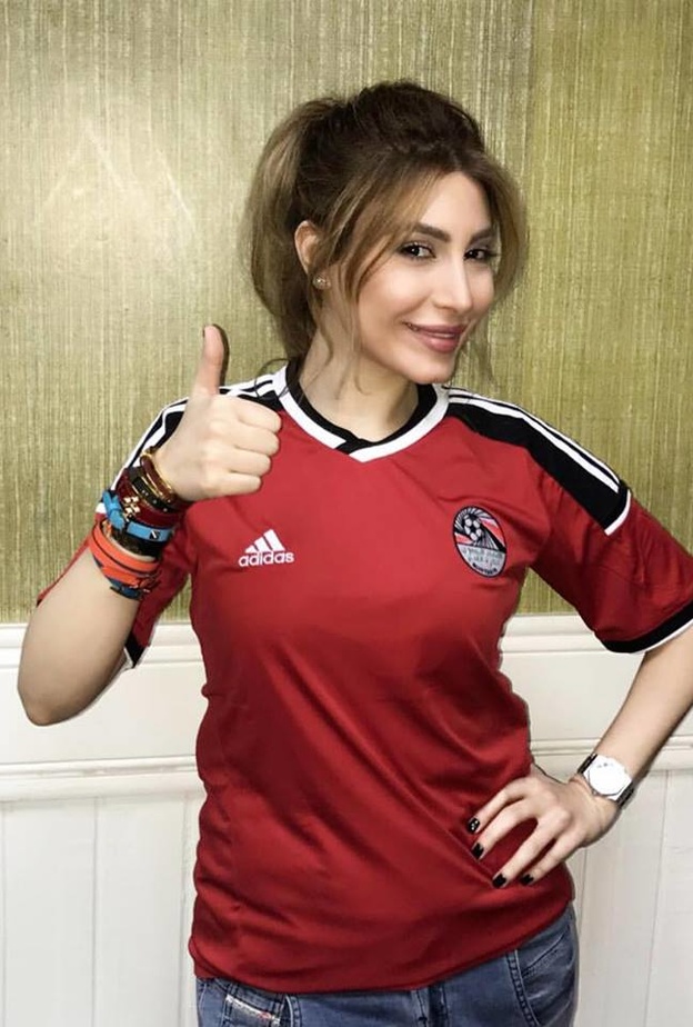 يارا بقميص المنتخب المصري