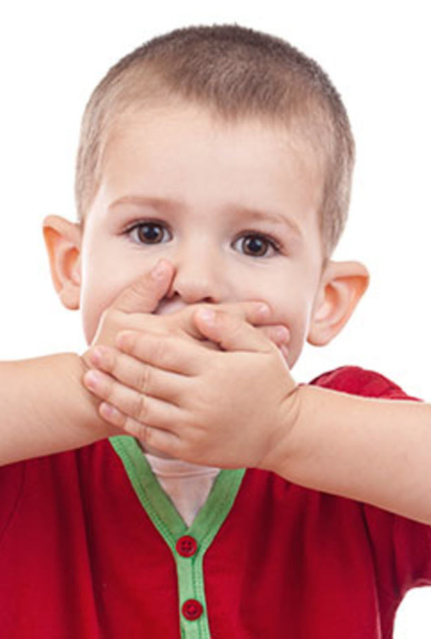 يجب ان تبحث الام عن سبب افشاء طفلها لاسرار المنزل