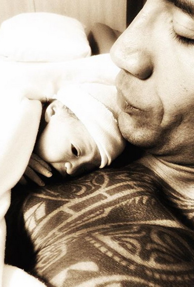 دواين جونسون يحتضن دواين جونسون