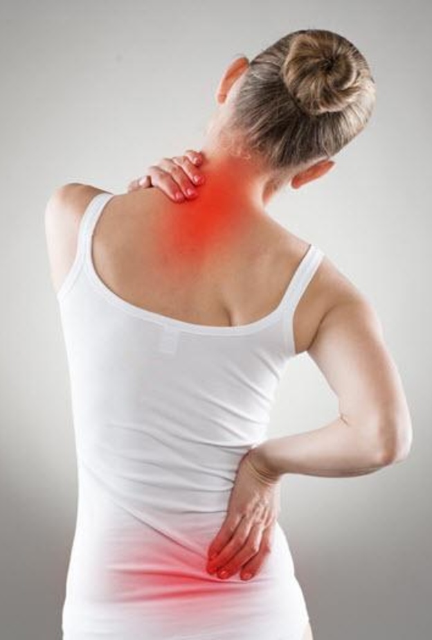 يسبب ارتداء الكعب العالي آلام الظهر