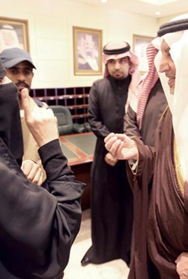 يستمع لاحدى الخريجات