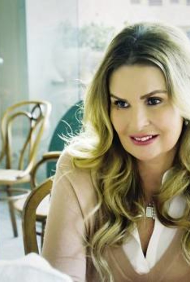 يسرا تحظى باشادة بسبب "فوق مستوى الشبهات"