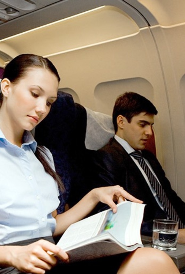 يعتبر السفر الطويل أحد أبرز العوامل المسببة لجلطات الساقين