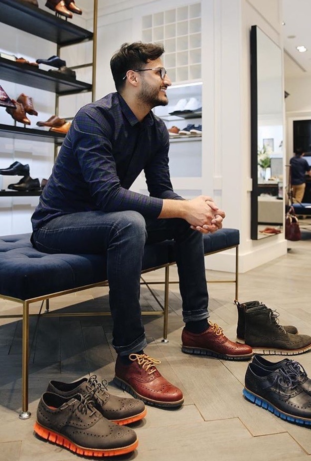 يعشق أحمد الأحذية بشدة خصوصا الرياضية و الجلد