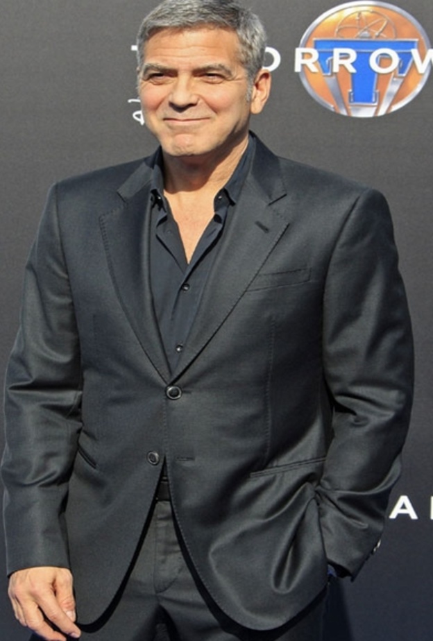 يختار التيشرت والجينز في إطلالاته المريحة