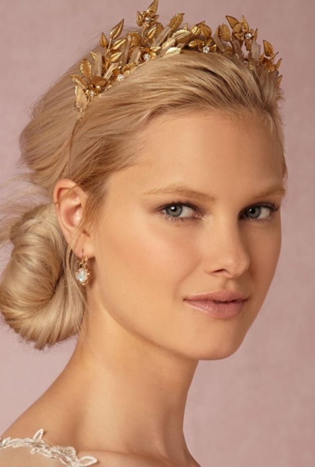 قالب حلوى ذهبي وابيض بتاج ملكي سيكمل  تناسق الديكور