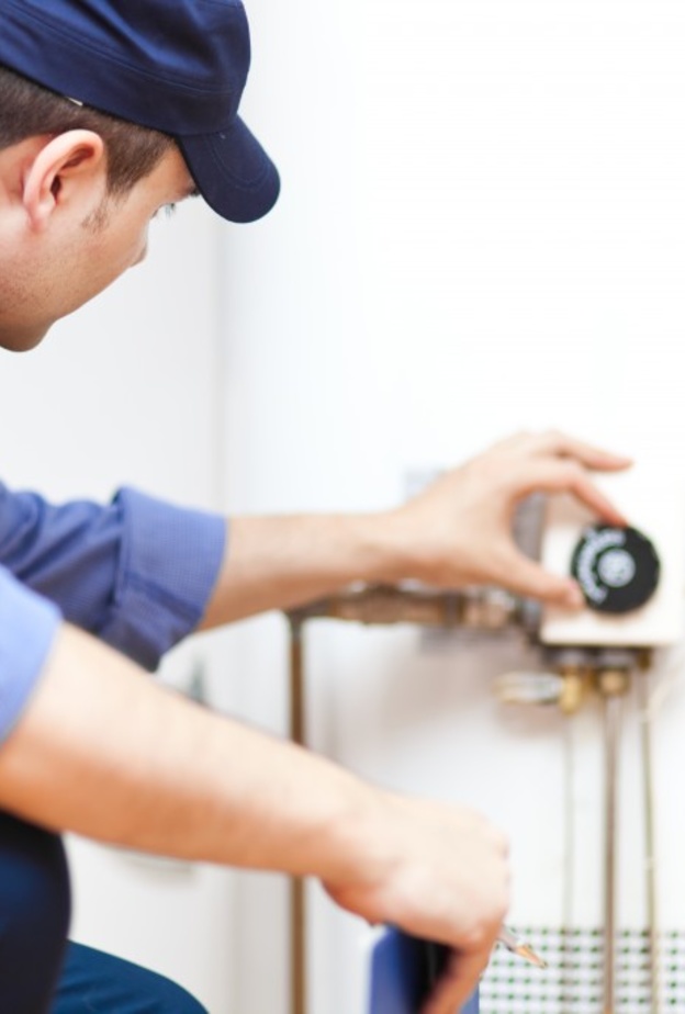 يجب حين تركيب سخان الماء أن يكون بيد مختص 