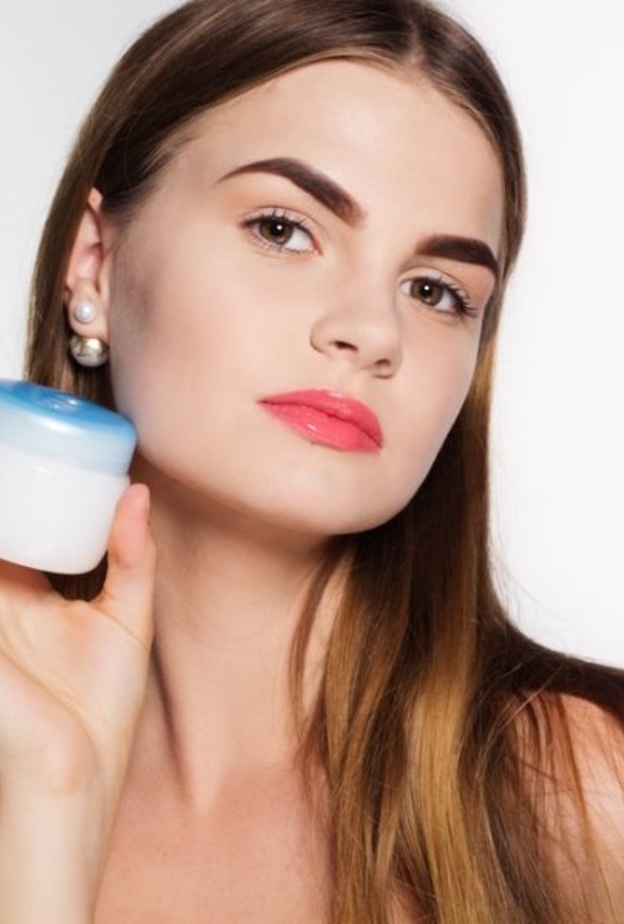 ينصح خبراء التجميل بعدم وضع الكريمات على الحواجب