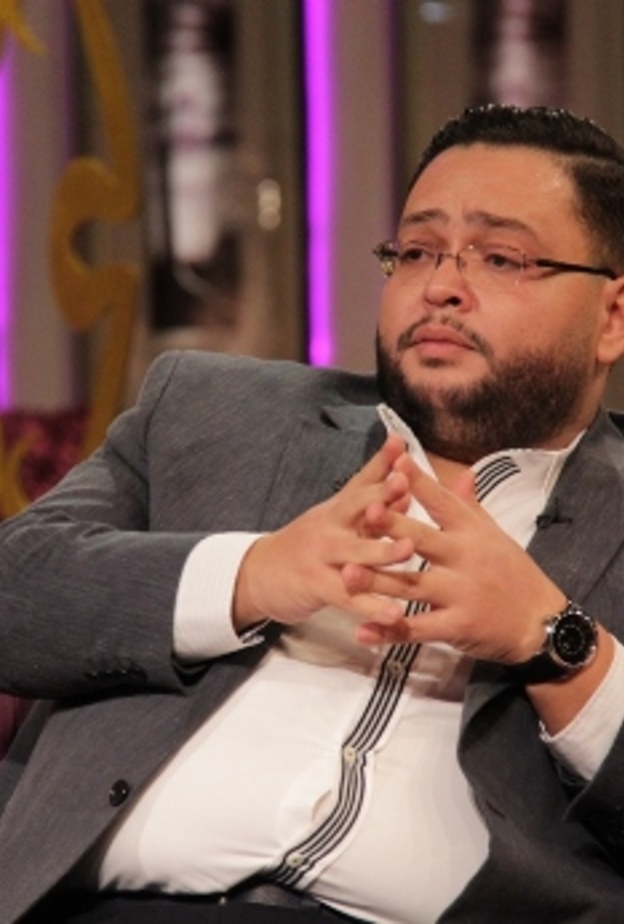 يواصل تصوير مشاهد شقته في شبرامنت