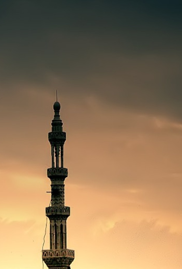 فيديو: طفل صغير يأسر الناس بصوته الندي في الأذان