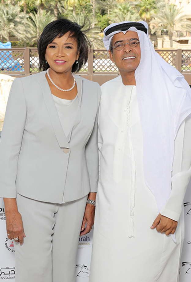 شيريل بون رئيسة آكاديمية الفنون بصحبة عبدالحميد جمعة رئيس مهرجان دبي