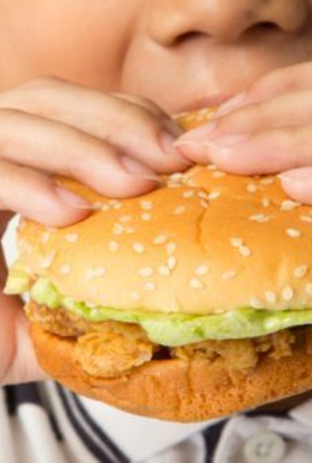 اضرار الوجبات السريعة على صحة الاطفال 