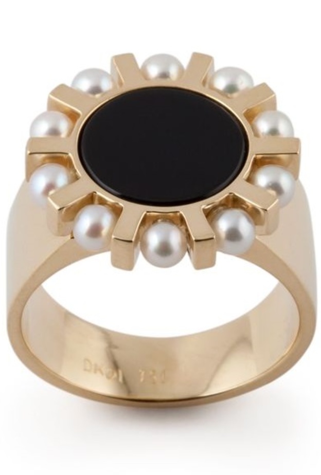 خاتم على شكل وردة لؤلؤية من تصميم دينا كمال 