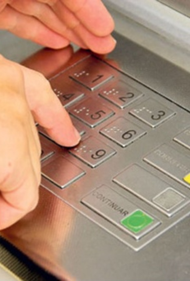 فوجئ مواطنان مصريان مقيمان في السعودية بماكينة صراف تمنحهما أكثر من 39 ألف ريال