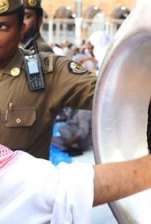 الشيخ عبدالرحمن السديس أثناء زيارة الكعبة المشرفة