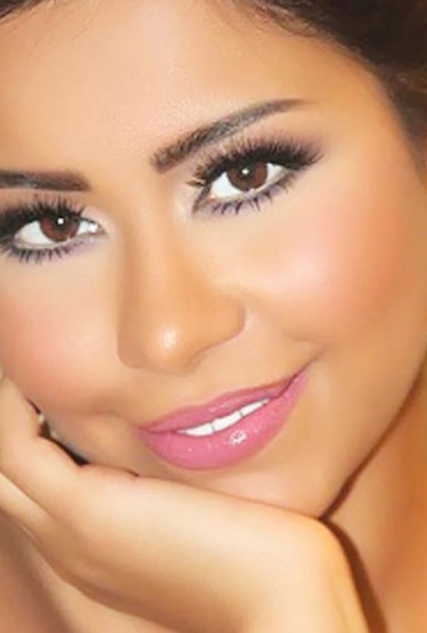 شيرين عبدالوهاب في لحظة دافئة مع اسرتها