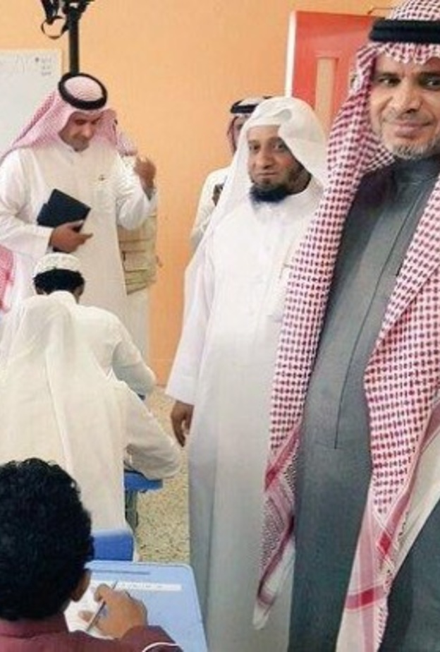 وزير التعليم د. أحمد العيسى لدى زيارته للمدارس 