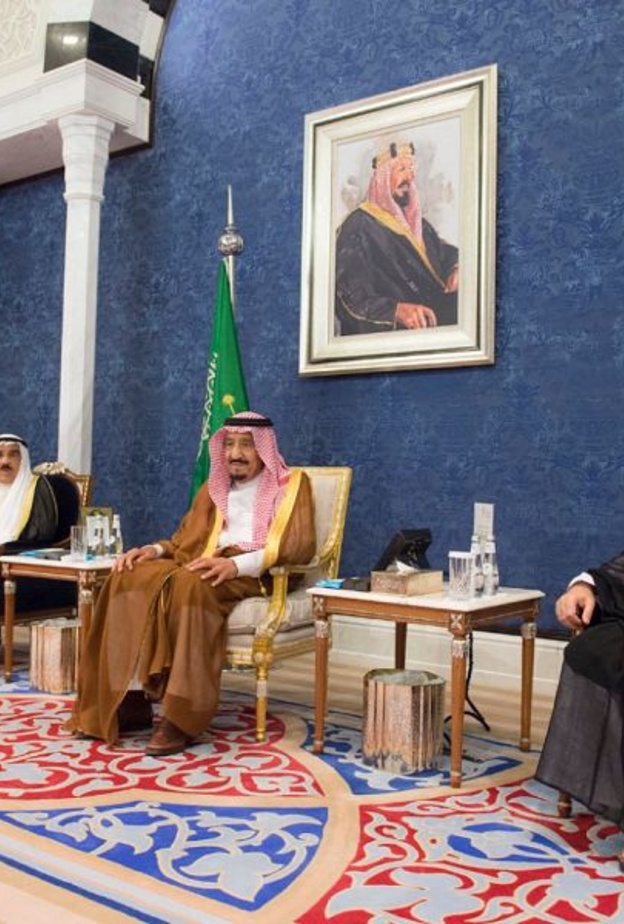 خادم الحرمين الشريفين أثناء إستقبال واجب العزاء 