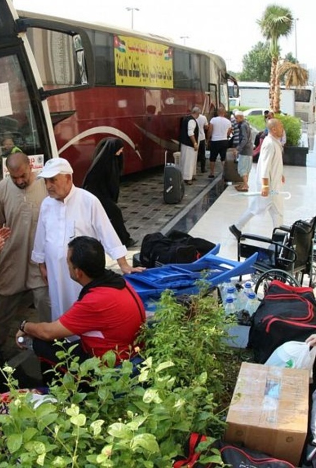 الحجاج أثناء الإستعداد  للمغادرة