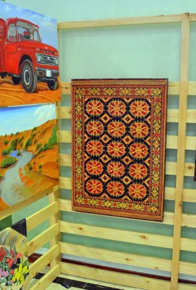 لوحات الفتيات المشاركات في مهرجان التسوق بعنيزة