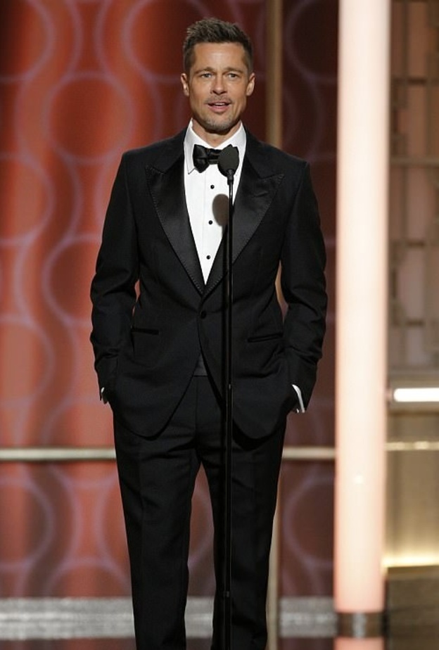 كيف احتفل براد بيت بعيد الأب في هذا العام؟