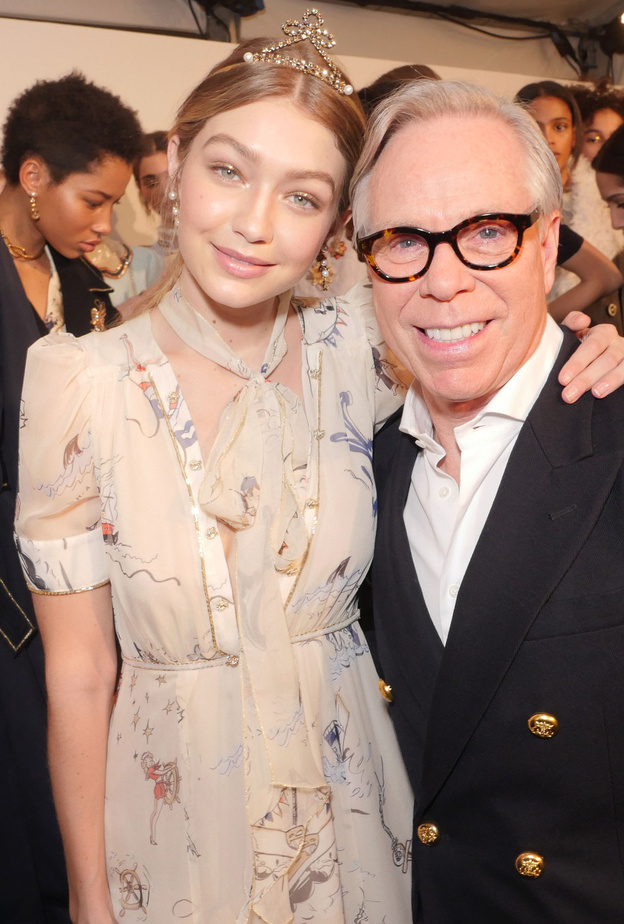  جيجي حديد مع تومي هيلفيغر