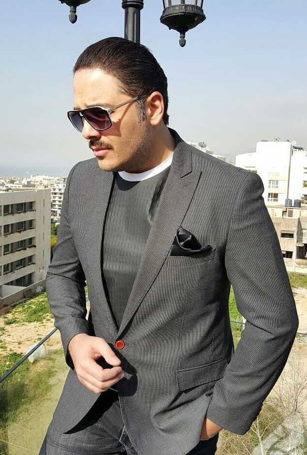 رامي عياش بالبدلة الرسمية مع قميص رمادي وعقدة