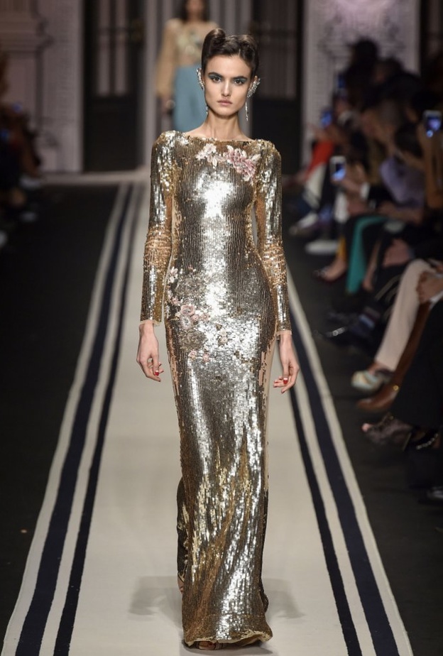 فستان ذهبي بالأكمام الطويلة من بوتيغا فينيتا